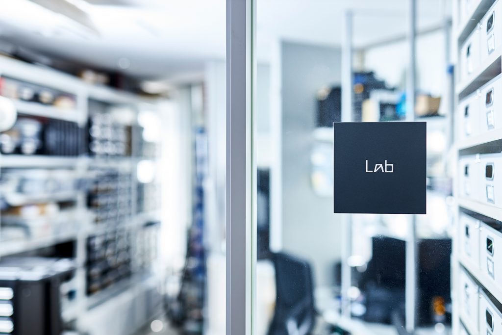 tendencias-diseno-logo-letter-play-13