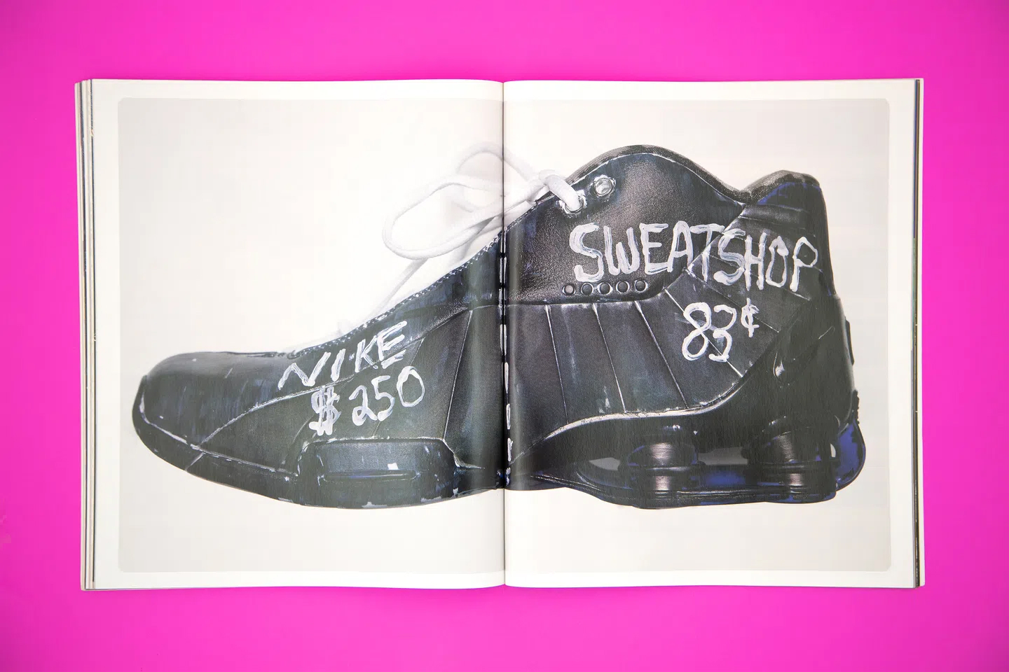 mejor-disenador-grafico-barnbrook-bible-05