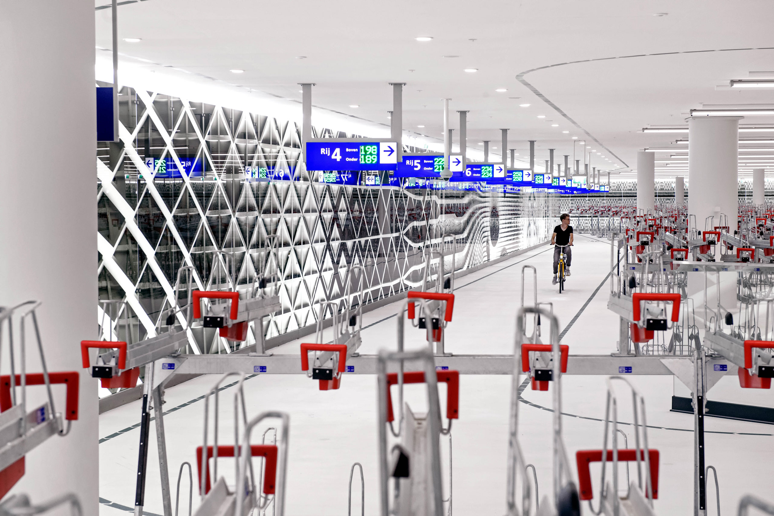 mejores-disenos-graficos-2022-bicycle-parking-07