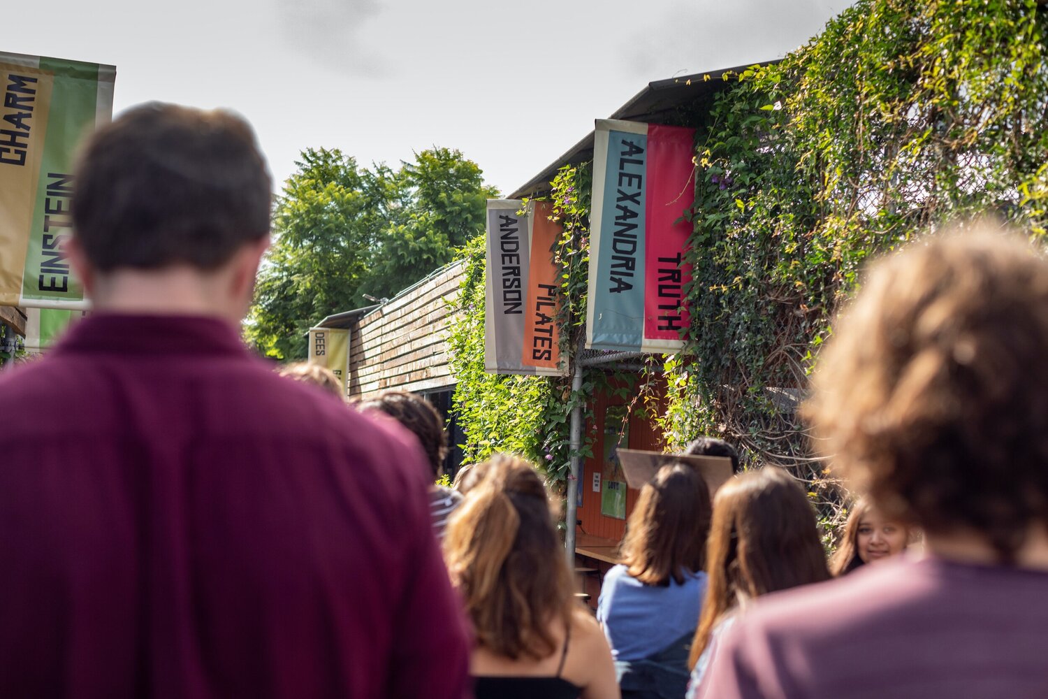 mejores-disenos-graficos-2022-news-road-school-14 (1)