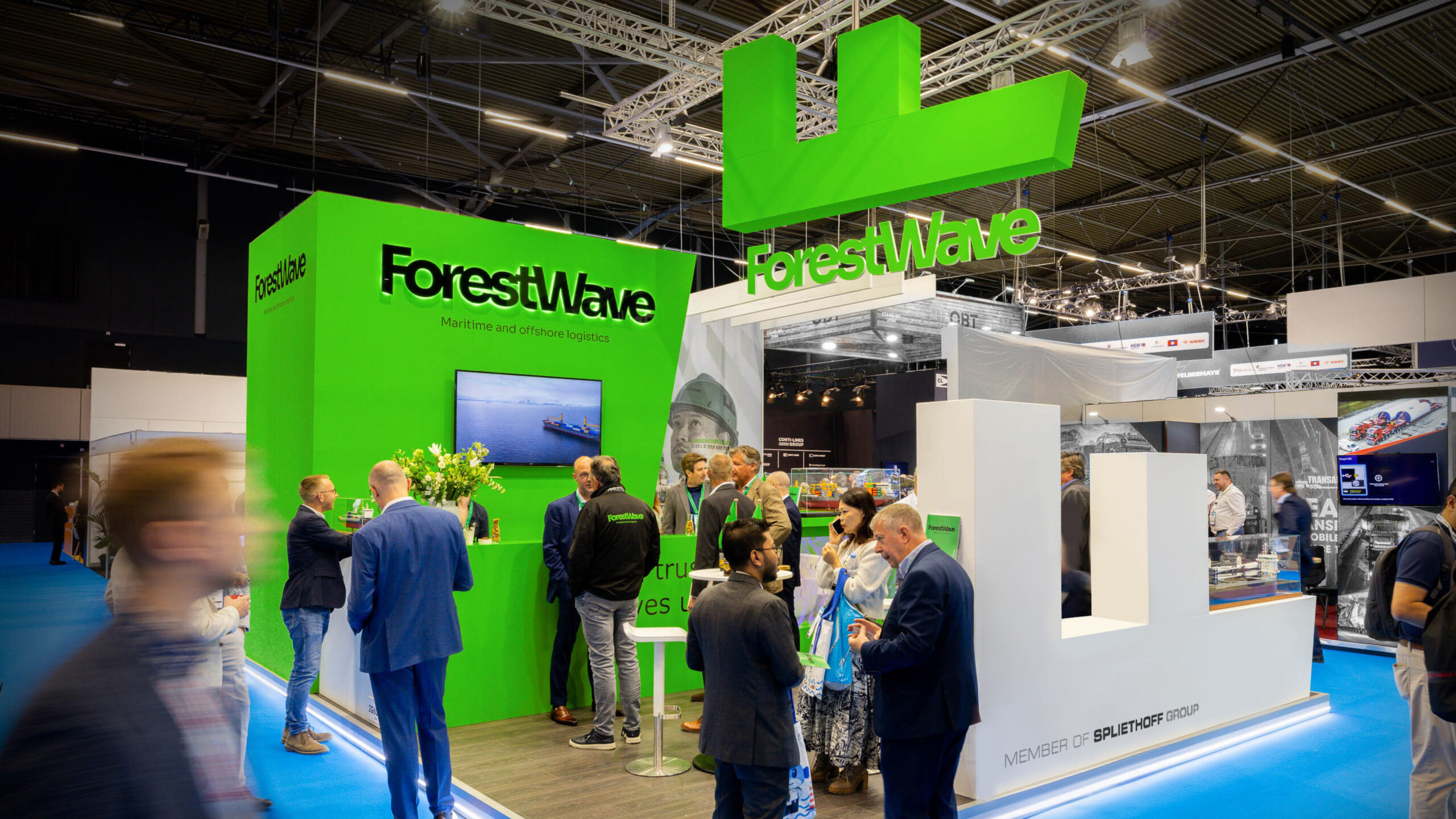 Stand de ForestWave con identidad verde de alta visibilidad